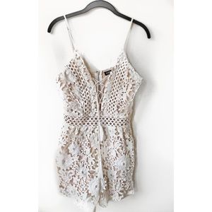 CUTEST White Lacey Romper. Size Medium.